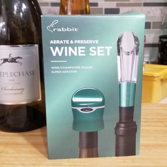 Rabbit Aerate & Preserve Wine Set New in Box Wine Champagne Sealer Aerator Green - Picture 1 of 4